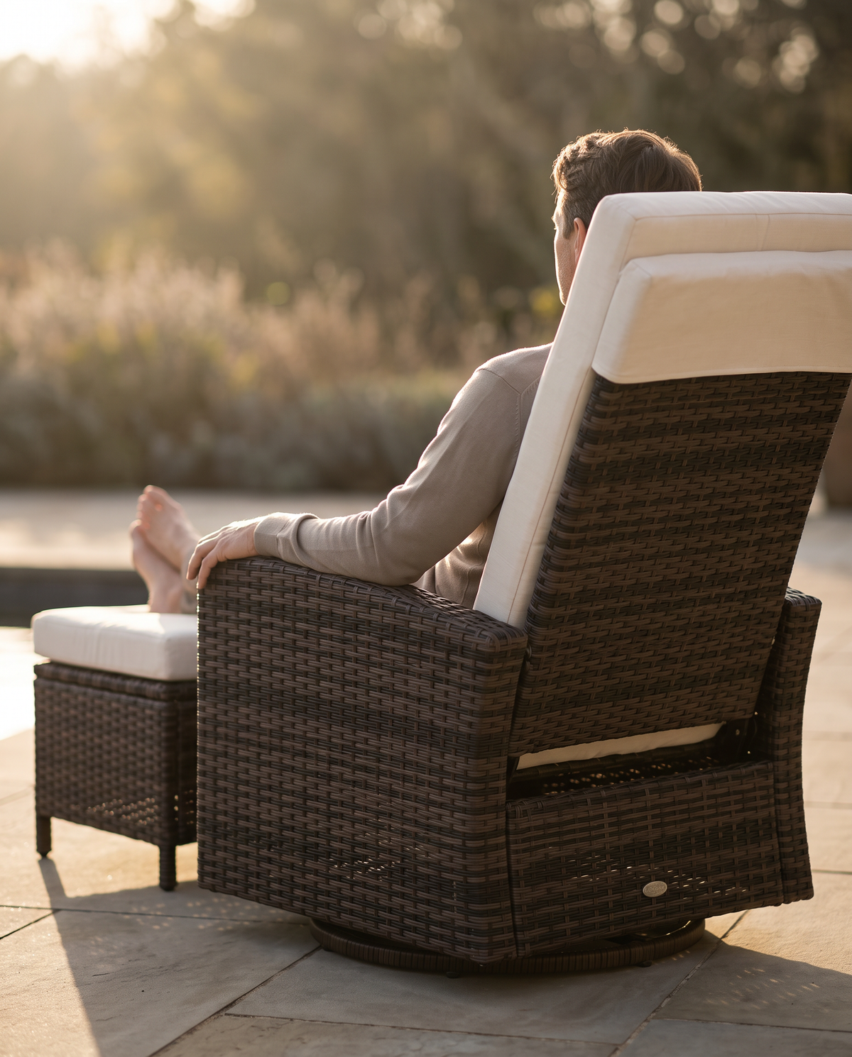 AVORA Haven Swivel Lounge Chair
